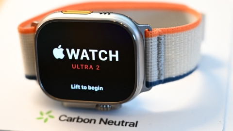 Un reloj inteligente de Apple, el modelo Ultra 2, en una tienda de EE.UU., 22 de septiembre de 2023.