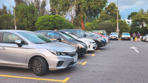 Vehículos ocupan un estacionamiento público en el norte de Quito.