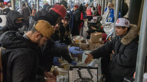 igrantes que buscan refugio en Nueva York permanecen en una calle de la ciudad, en una fotografía de archivo.