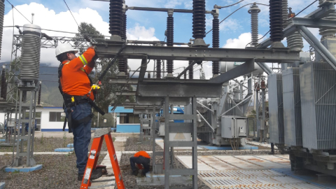 Un técnico realiza tareas de mantenimiento a líneas de transmisión eléctrica en Quito.