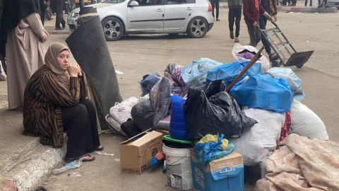 Una mujer palestina y sus pertenencias en una calle de Rafah, al sur de Gaza, el 26 de diciembre de 2023.