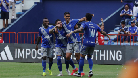 Jugadores de Emelec celebran un gol ante Cumbayá, el 7 de octubre de 2023.