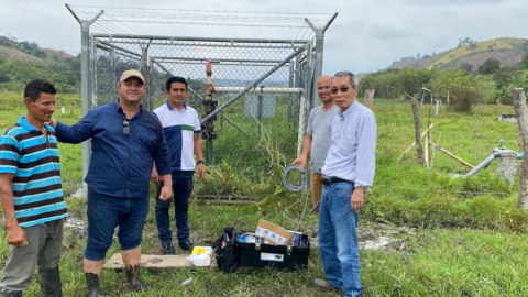 Jhonny Mendoza, presidente de la Organización de Campesinos-Agricultores Regantes-Usuarios del Acueducto La Esperanza-El Aromo y el liquidador de Refinería del Pacífico, Carlos Wong, en la desconexión de una válvula.