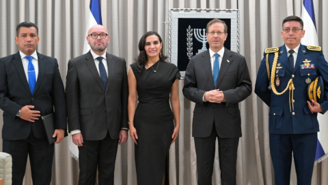 La vicepresidenta Verónica Abad en la entrega de credenciales, junto al presidente de Israel, Isaac Herzog (derecha de Abad), el 19 de diciembre de 2023.