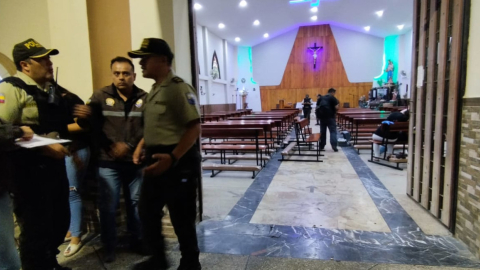 La Policía investiga el crimen de dos personas en una iglesia de Manta, el 28 de diciembre de 2023. 