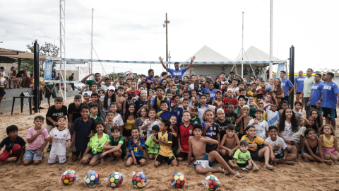 Fotografía cedida por la oficina de prensa de Endrick que muestra al deportista mientras posa con participantes de un torneo de 'futvolei'.