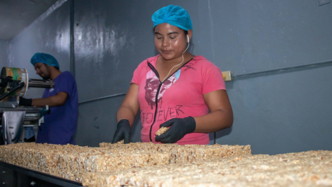 Trabajadora de la empresa de alimentos Wipala Snacks. 