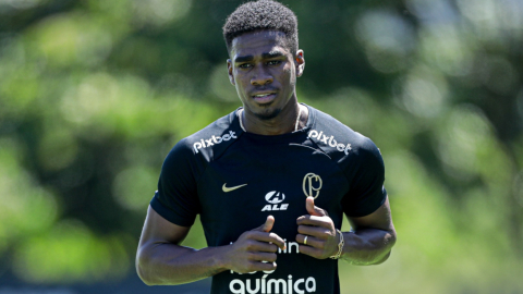 Félix Torres luce la camiseta de entrenamiento del Corinthians, el 14 de enero de 2024. 