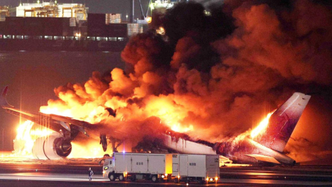 El avión que se incendió el martes 2 de enero de 2024 en la pista del aeropuerto de Haneda, en Tokio.