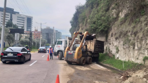 Maquinaria de Obras Públicas del Municipio de Quito en la avenida Oswaldo Guayasamín.