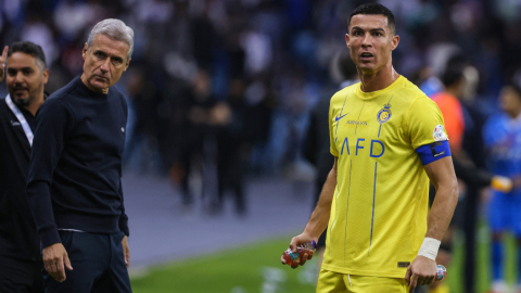 Cristiano Ronaldo reacciona junto al entrenador portugués del Al Nassr, Luís Castro, durante el partido ante el Al-Hilal, el 1 de diciembre de 2023.