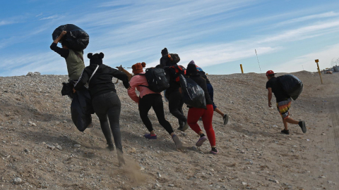 Migrantes caminan hacia el muro fronterizo para intentar cruzar hacia Estados Unidos, el 19 de diciembre de 2023, en Ciudad Juárez, México. Imagen referencial. 