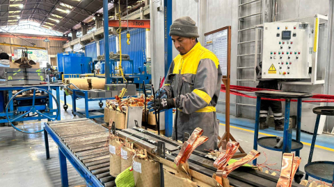 Un trabajador de una empresa de fabricación de transformadores eléctricos, en septiembre de 2023.