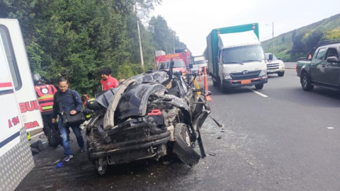 Uno de los vehículos involucrados en un accidente de tránsito ocurrido el 4 de enero de 2024 en la avenida Simón Bolívar de Quito.