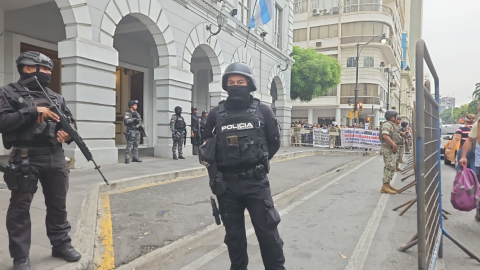 Uniformados resguardan el edificio de la Gobernación del Guayas, previo al inicio del Cosepe en Guayaquil, el 4 de enero de 2024.