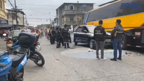 Momentos en que la Policía captura a dos presuntos delincuentes en el sector de Portete, en Guayaquil, el 3 de enero de 2024.