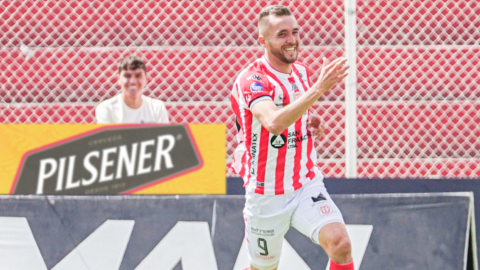 Jean Carlos Blanco celebra el segundo gol de Técnico Universitario ante Universidad Católica, el 26 de febrero de 2023. 