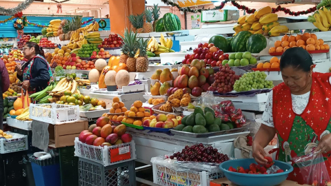 Venta de verduras y frutas en el mercado Iñaquito, de Quito, diciembre de 2023. 