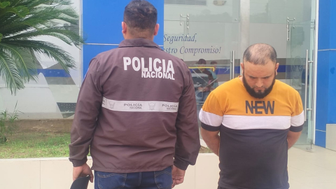 Un hombre fue detenido tras la intervención en una armería, que funcionaba en una casa en Guayaquil, el 5 de enero de 2024.