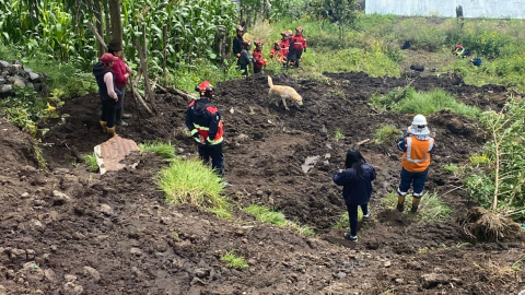 Bomberos rescatan el cuerpo de un hombre atrapado entre escombros en el sur de Quito, el 5 de enero de 2024.