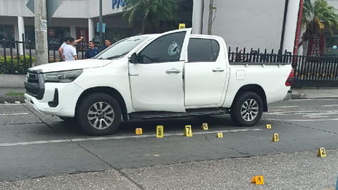 Camioneta en la que se trasladaba el policía José Manuel Alvarado.