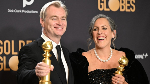 El director Christopher Nolan y la productra Emma Thomas posan con sus Globos de Oro por 'Oppenheimer'.