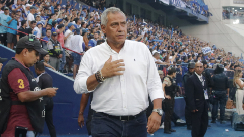 Hernán Torres, director técnico de Emelec en el partido ante Barcelona, 12 de noviembre de 2023.