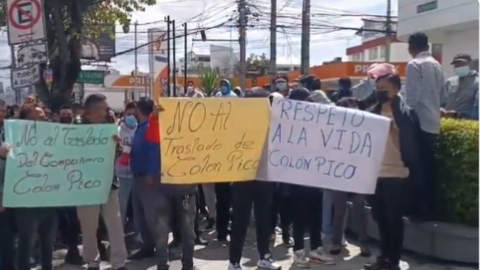 Ciudadanos hicieron un plantón en los exteriores del SNAI, en Quito, el 8 de enero de 2024.