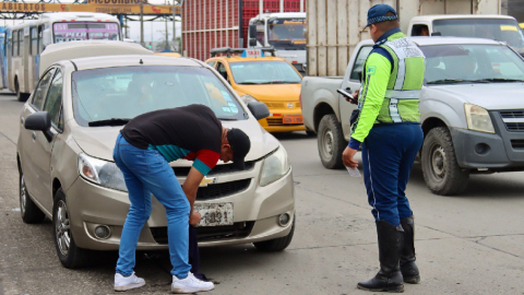 Un agente de tránsito en un operativo de control en Guayaquil en diciembre de 2023.