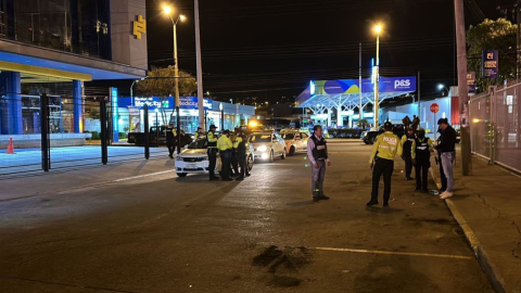 Policías acudieron a la avenida Francisco Pizarro y Gil Ramírez Dávalos, donde detonó un aparato explosivo el 8 de enero de 2024.