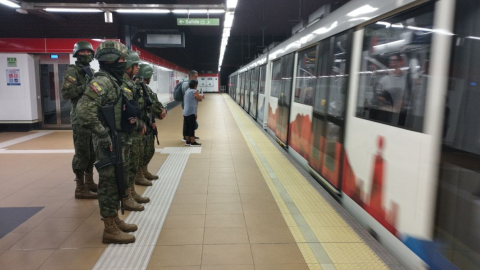 Militares resguardan una de las estaciones del Metro de Quito, el 9 de enero de 2024.