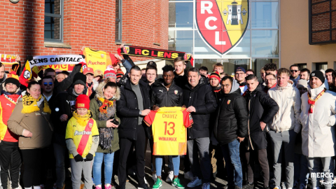 Jhoanner Chávez posa junto a los hinchas del Lens, el día de su presentación, el 9 de enero de 2024.