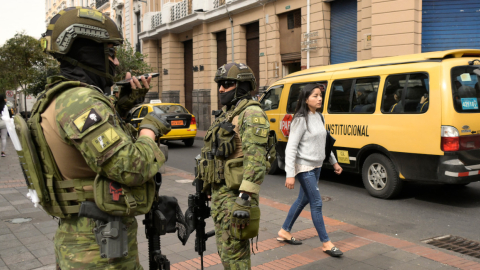 Dos militares en una calle aledaña al Palacio Carondelet, en  el primer día del estado de excepción, el 9 de enero de 2024.