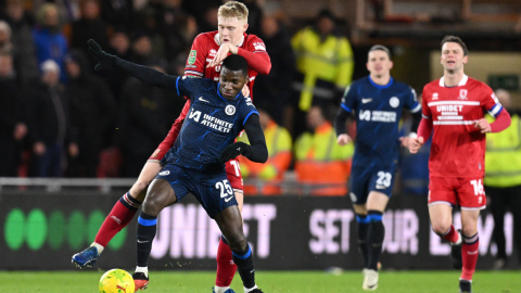 El ecuatoriano Moisés Caicedo cubre una pelota en un partido entre Chelsea y Middlesbrough, el 9 de enero de 2024.