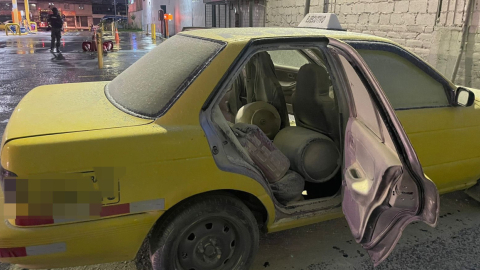 Un taxi quemado con cilindros de gas, en una gasolinera del sur de Quito, el 9 de enero de 2024.