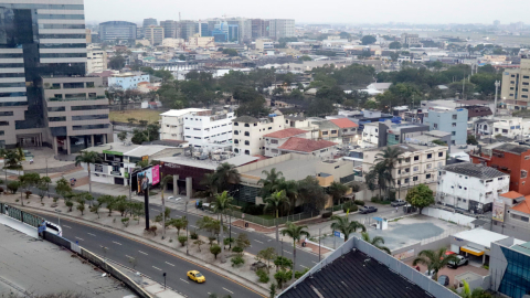 Vista panorámica de un sector del norte de Guayaquil, con pocos vehículos en las calles, el 10 de enero de 2024.