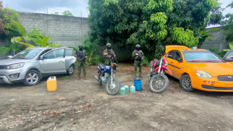 Dos militares decomisaron explosivos y combustibles, que serían usados en atentados en Esmeraldas, el 9 de enero de 2024.