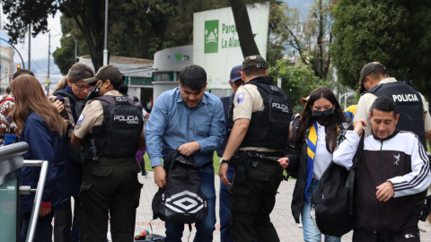 Personas en la estación del Metro de Quito, en el parque de La Alameda, el 9 de enero de 2024.