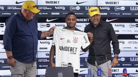 Diego Palacios siendo presentado como nuevo jugador de Corinthians, 10 de enero de 2024.