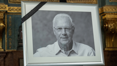 Una fotografía en blanco y negro de la leyenda del fútbol alemán Franz Beckenbauer se exhibe en la Hofkapelle de Munich, en el sur de Alemania, donde se abre al público un libro de condolencias el 10 de enero de 2024.