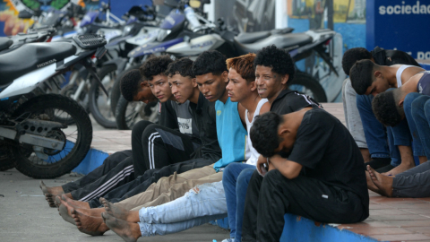 Varios de los 13 detenidos por el asalto a un canal de televisión en Guayaquil, en los patios de la Policía Nacional, el 10 de enero de 2024.