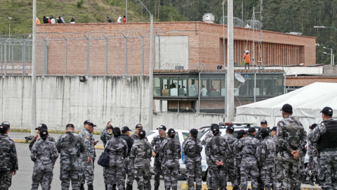 Presos en el techo de la Cárcel de Turi, en Ecuador, el 8 de enero de 2024.