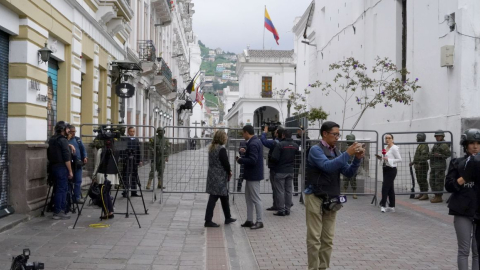 Periodistas en una cobertura en los exteriores del palacio de Carondelet, en Quito, el 8 de enero de 2024.