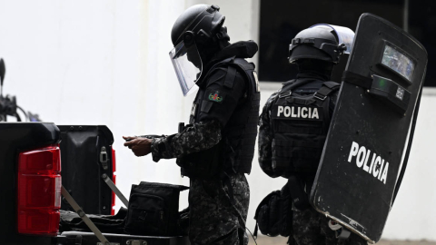 Miembros de la Policía en Guayaquil, el 9 de enero de 2024.