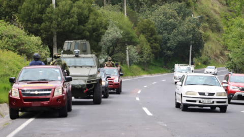 Un vehículo blindado militar en la avenida Simón Bolívar de Quito, el 11 de enero de 2024.