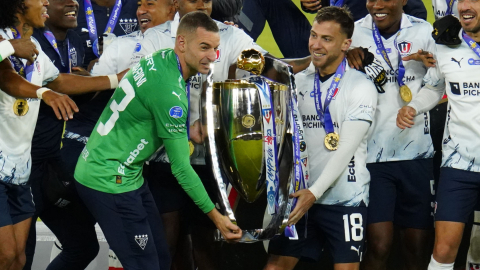 Adrián Gabbarini levanta el trofeo de campeón de Liga de Quito, el 17 de diciembre de 2023.