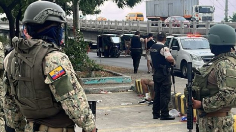 Militares y policías en un operativo el 11 de enero del 2024 en Guayas.