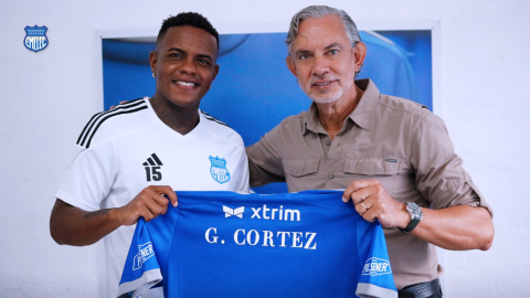 El futbolista Gustavo Cortez y José Pileggi, presidente de Emelec, el 11 de enero de 2023.