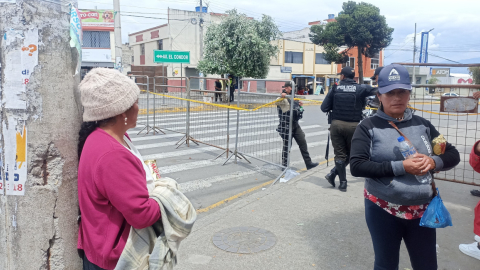 La angustia de los familiares de presos y guías se evidencia afuera de la zona delimitada, a dos cuadras de la cárcel de Ambato.
