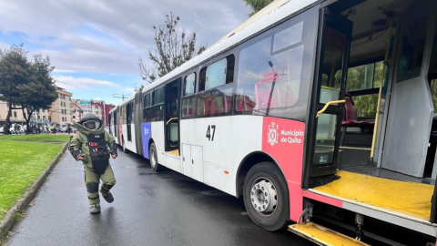 Policías antiexplosivos descartaron que una bomba haya sido colocada en una unidad del Trolebús, en Quito, el 13 de enero de 2024.